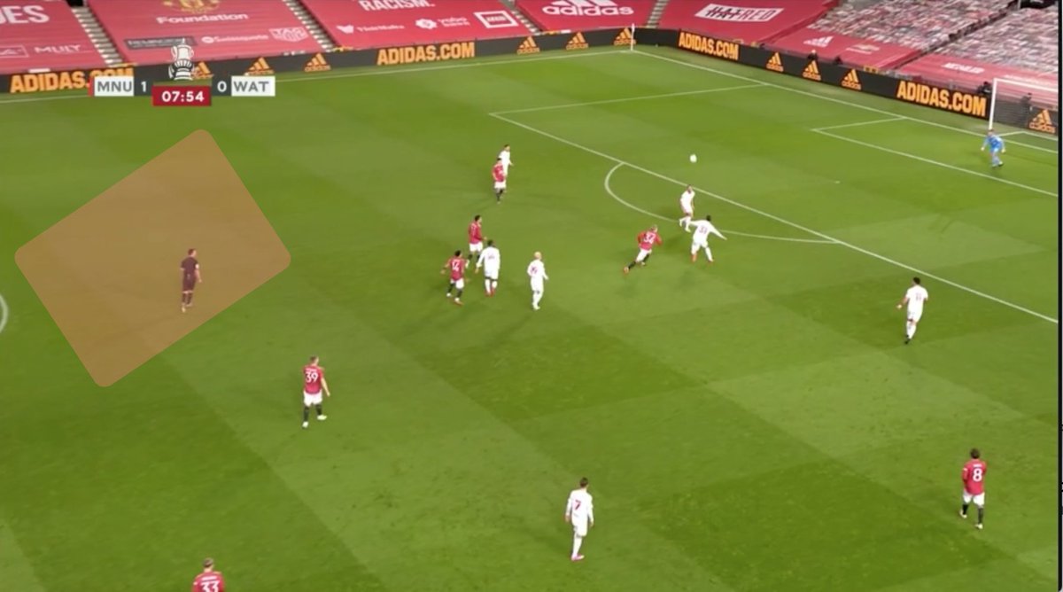 He pushes up ahead of the front 4 to try and make something happen. Completely vacating the middle of the pitch. You now have a large space in the middle of the field that is completely unprotected.This is NOT Van de Beek's fault (cont).   #MUFC