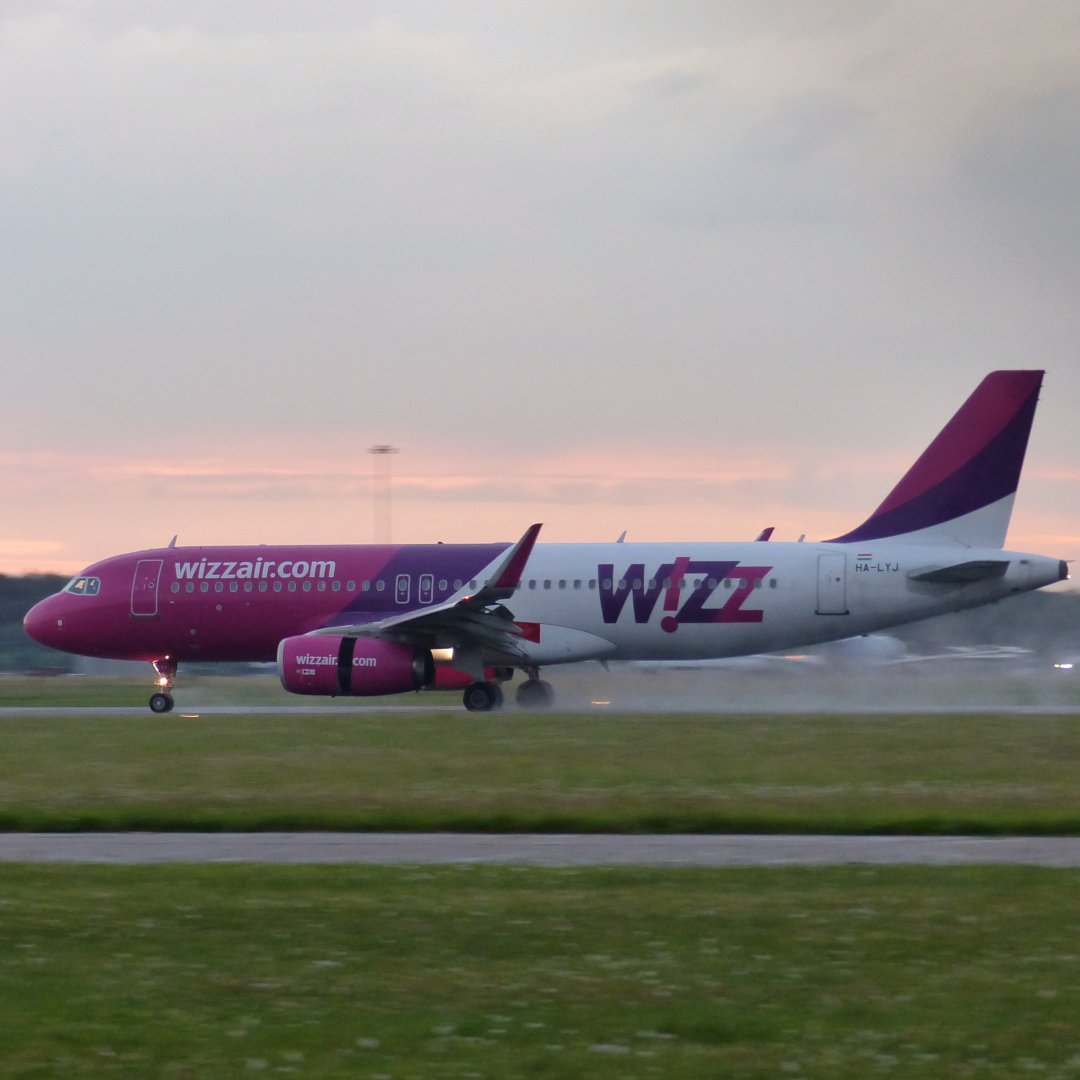 Wizz Air Airbus A320-200 HA-LYJ arriving at Doncaster Airport from Vilnius International Airport 31.8.20.

#doncasterairport #airbus #airbuslovers #a320family #a320 #a320lovers #airbus320 #airbus320lovers #airbusa320 #wizz #wizzair