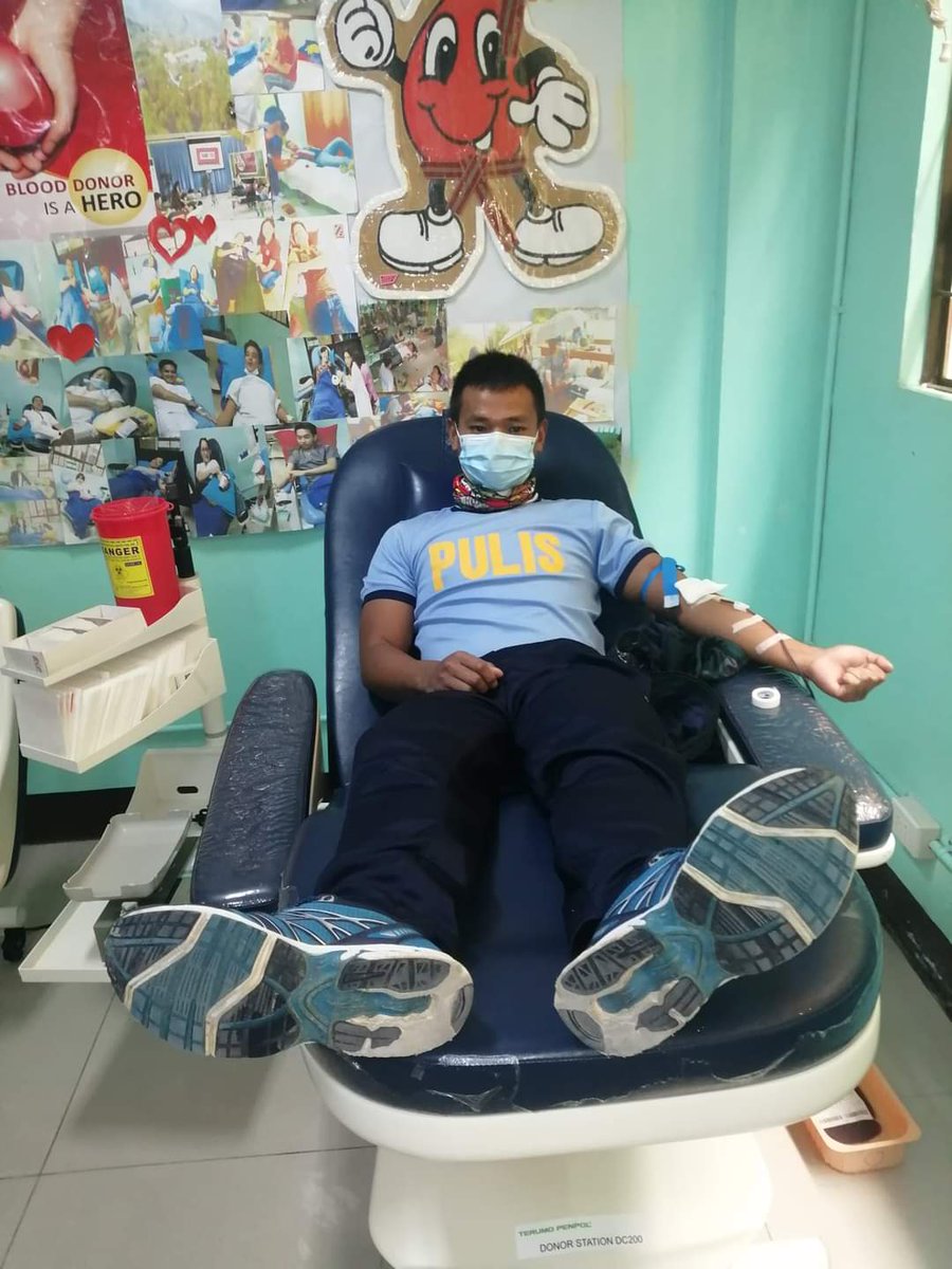 PNPRmfb1502ndMC's tweet photo. Donate your blood for a reason, Let the reason to be life.

A generous personnel of 1502nd maneuver company voluntarily donated blood to a sick elderly who is suffering with severe anemia.

@PNPCordillera 
@RMFB15cares 
@rwinp88 https://t.co/nhsdDZlSka