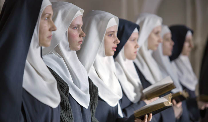 FILMDIENST's tweet photo. Nach dem Ende des Zweiten Weltkriegs entdeckt eine Ärztin in einem polnischen Kloster, was Soldaten den Nonnen angetan haben - und dass deren Leid noch nicht vorbei ist. Das eindringliche Drama #DieUnschuldigen ist heute um 20.15 auf @ARTEde unser #TVTipp: https://t.co/aRc2fG1dGd https://t.co/B1dMcREYD0