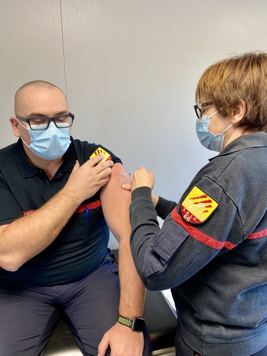 Première session de vaccinations contre la #COVID19, 25 sapeurs-pompiers âgés de plus de 50 ans ont été vaccinés par le service de santé du <a href="/SDIS66/">SDIS 66</a> dont le contrôleur général Jean-Pierre SALLES-MAZOU, directeur départemental qui a souhaité montrer l’exemple. #vaccincovid
