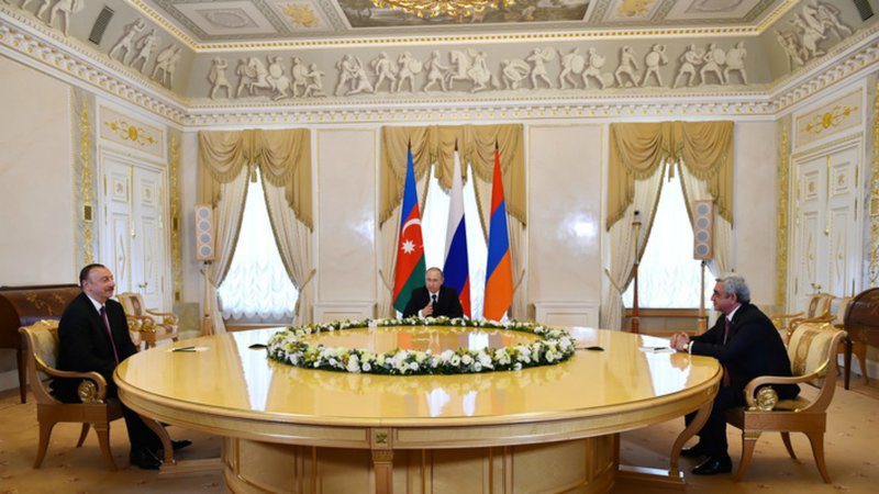 Как должны выглядеть трёхсторонние переговоры равных сторон. Так, к слову :)