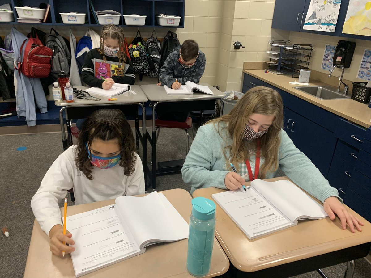 4AHeusner's tweet photo. Working on part to whole relationships today!@HeusnerMath @HeusnerPride https://t.co/qoGnMD0rXC
