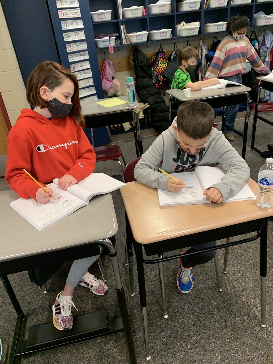 4AHeusner's tweet photo. Working on part to whole relationships today!@HeusnerMath @HeusnerPride https://t.co/qoGnMD0rXC