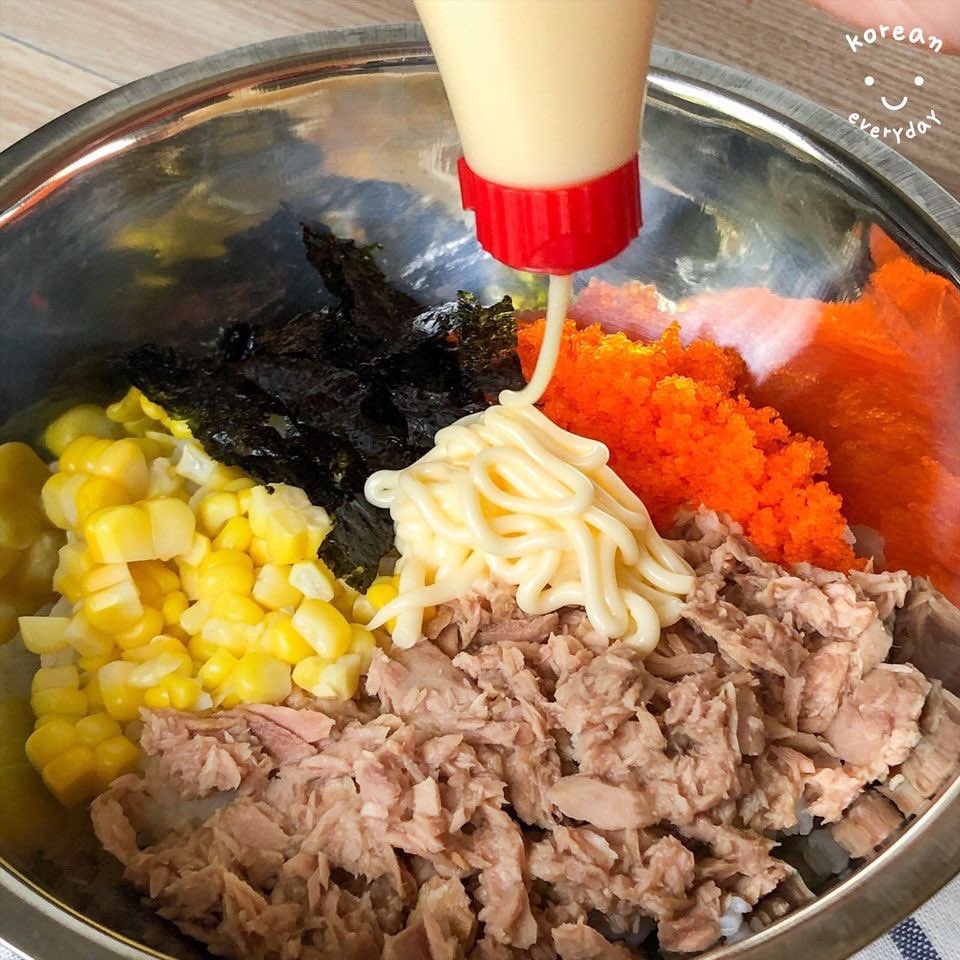 koreaneveryday_'s tweet photo. มาจ่ะ ทำชูมอกผับกินกันนน ทำง่ายมาก ใครๆก็ทำได้ 😋 ทำกินเองอยากจะใส่อะไรก็ได้เลย ใส่ทุกอย่างลงชาม แล้วคลุกให้เข้ากัน สัดส่วนตามใจได้เลย เสร็จแล้วก็ปั้น ปั้น ปั้นเป็นลูก จบปิ้งงง 🤤

วัตถุดิบที่เราใช้น้า
> ข้าว
> ทูน่า
> ไข่กุ้ง
> สาหร่าย
> มายองเนส
> ข้าวโพด

#อร่อยบอกต่อ https://t.co/DkbHPXRcjk