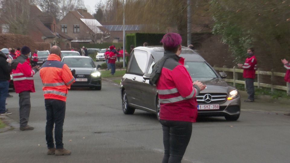 FocusWTV's tweet photo. Ze kunnen niet aanwezig zijn op zijn uitvaart, dus vormen #postbodes uit #Wervik dan maar een indrukwekkende coronaproof erehaag voor hun betreurde collega. #FocusWTV
https://t.co/IkZ8ydbVK5 https://t.co/SQ51hbDAmx