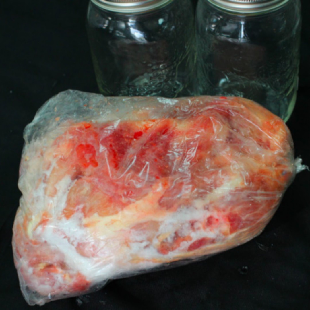 TheGPCoop's tweet image. 2 Chicken carcases (necks &amp;amp; backs) with a little bit of meat to make a rich and delicious broth.
.
thegatheringplacecoop.ca/product/chicke…
.
#chickenbroth #diy #diycooking