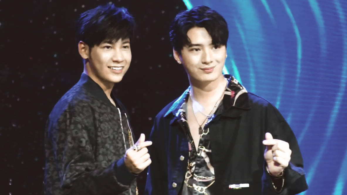 GEARFanSub's tweet image. [CHN/ENG Sub] 20201211 l คริส - สิงโต l Krist &amp;amp; Singto Siam Paragon The Glorious Celebration 15th Anniversary Gathering

facebook.com/gearfansub/vid…

#ทีมพีรญา #คริสสิงโต
#KristPerawat #SingtoPrachaya