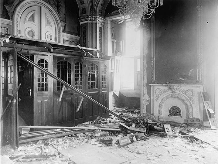 How many people know that far leftists bombed the U.S. Capitol in 1983? Or that Bill Clinton freed one of the bombers on his very last day in office? senate.gov/artandhistory/…