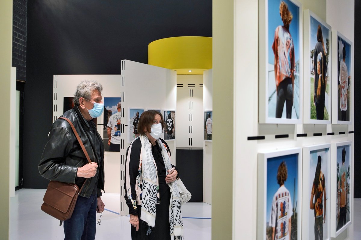 🖼️ Het is stil in het museum. We hopen dat we jullie snel weer mogen ontvangen.

📷: Flip Franssen in de tentoonstelling van Susan Barnett, vlak voor de derde sluiting. Call to commit is na de heropening nog t/m 21 februari te zien.

#stayhealthy #staysafe #nijmegen #susanbarnett