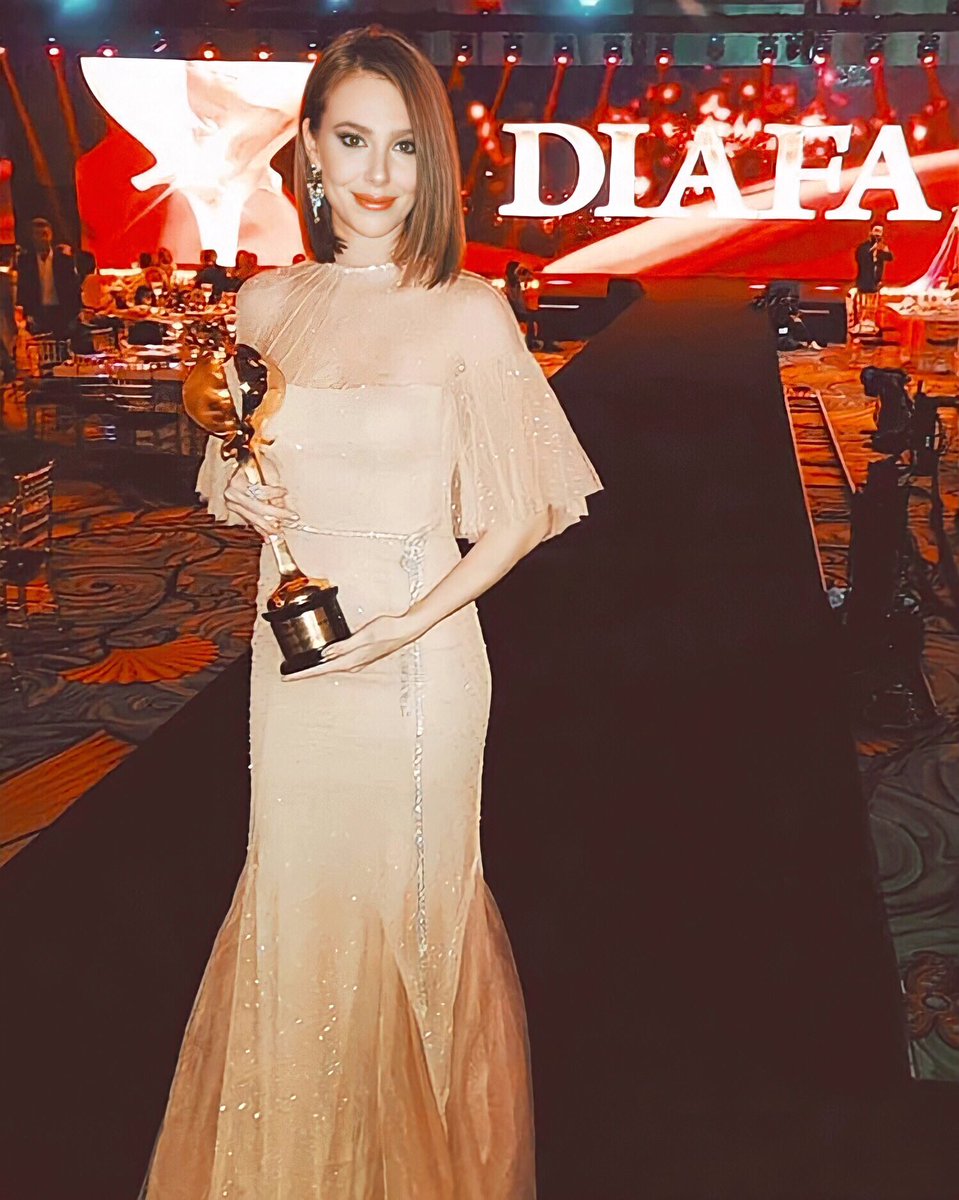ElcinSanguBRA's tweet photo. 11.01 🧡 Há 3 anos, Elçin esteve no #DIAFA2018 para receber o prêmio “Atriz Internacional do Ano” 
 
#ElçinSangu #ElcinSangu #DIAFA https://t.co/TgMCMctDxL