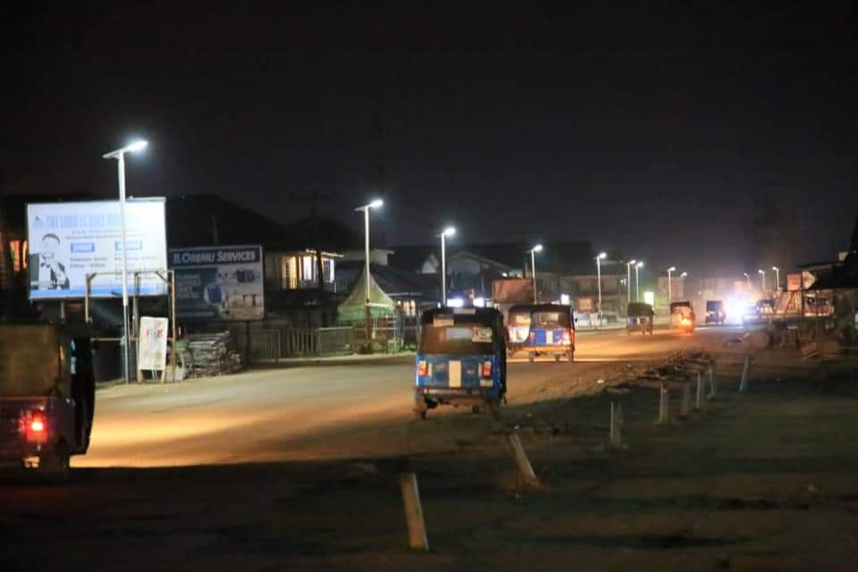 SOLAR STREET LIGHTS: ORHUWHORUN-UDU Installation of solar street lights in Orhuwhorun community, Udu Local Government Area of Delta State.
