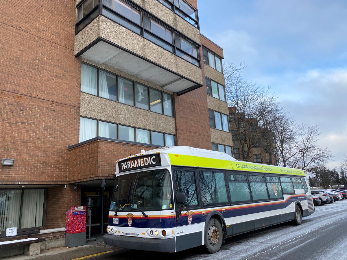 OttawaParamedic's tweet photo. Between Jan. 8th and 10th, our paramedics have administered over 1000 #COVID19 vaccines to residents, staff members and essential care givers at six local long-term care homes!
From preparation to administration, we are there to make a difference.
#CollaborativeEfforts https://t.co/hGlZpOxRy5