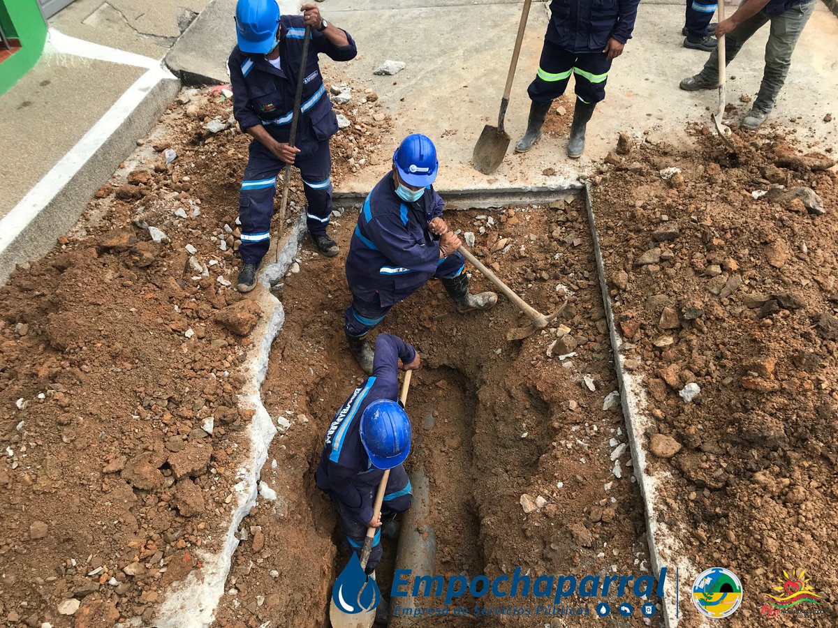 Empochaparral1's tweet photo. #Sepresenta|🚨Fuga de tubo madre de 8” en el Barrio la Loma en la Cra 4 No. 5-41, por este motivo se suspendió el servicio del agua en el Municipio, mientras nuestro equipo operativo interviene en el restablecimiento del servicio para los chaparralunos.
#Empochaparral🚨 https://t.co/tONhUfo3Ur