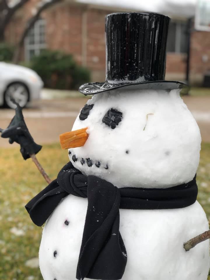 Although icy road conditions kept us apart today, we love seeing photos 📸 of our students and staff enjoying yesterday's magical snow ❄️ with their #Texas snow people. ☃️ Stay warm, catch up on some sleep, homework, or check-out an eBook library.roundrockisd.org/students/libra… #SnowDay2021