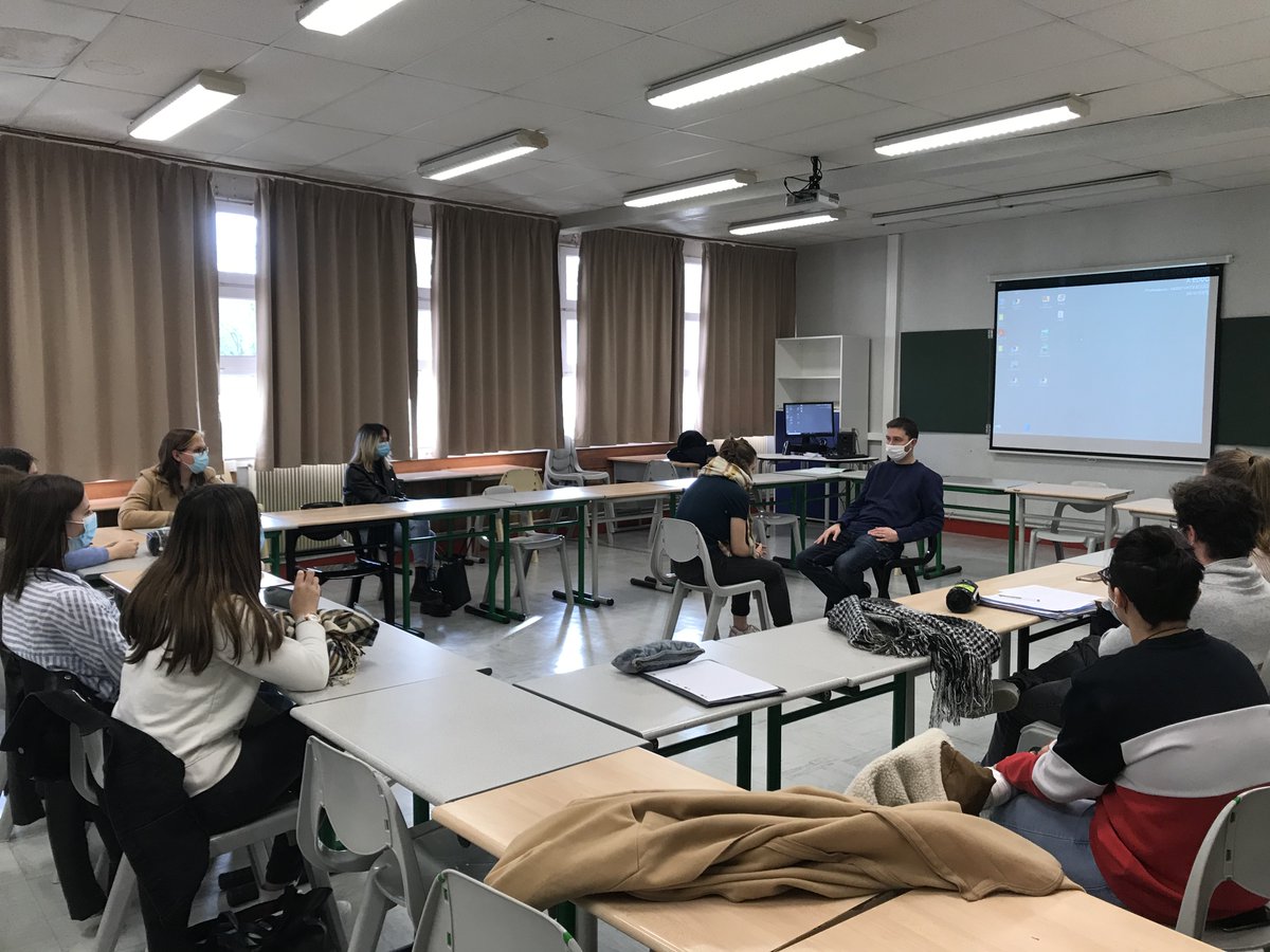 LyceeSenghor's tweet photo. Tous égaux sous le masque ! Deux classes de #TST2S du @LyceeSenghor formées par les équipes mobiles de sécurité de l'@ac_normandie (EMS Rouen et Caen). Beaucoup de réflexion et des échanges riches sur un sujet qui nous concerne tous. @TonyDerebergue @LaurentLeMerci4 https://t.co/1px8HFiEt9