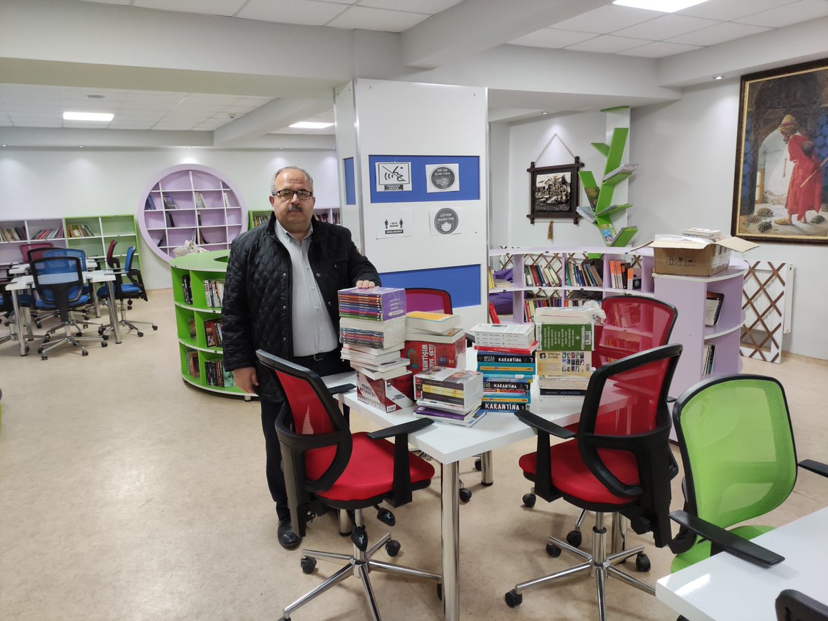Denizli Bozkurt Ortaokulu öğrencileri için kütüphanemize kitap bağışı devam ediyor. Ferudun KARAKOL' a teşekkür ediyorum.
