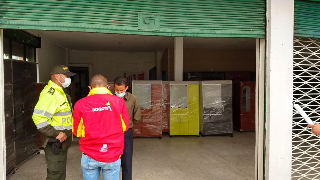 Fontibon_Bogota's tweet photo. En el operativo IVC de hoy se hallaron establecimientos que no estaban exentos del decreto 10/21, por este motivo se exigió el cierre inmediato del local, en el barrio Versalles.

#AlertaRoja🚨 https://t.co/HXLOTPV19D