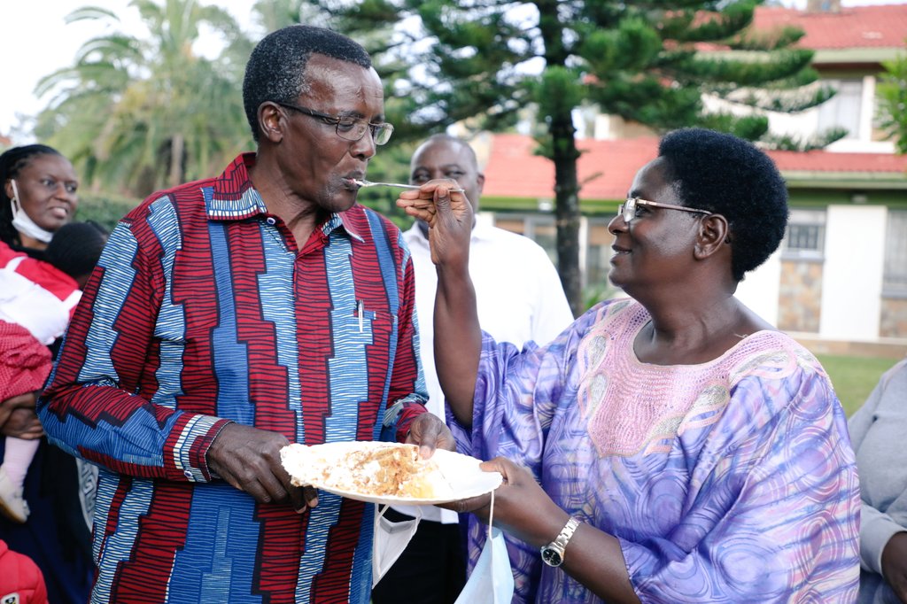 dkmaraga's tweet photo. Celebrating my 70th birthday with family. https://t.co/Ipp7JNBmYs