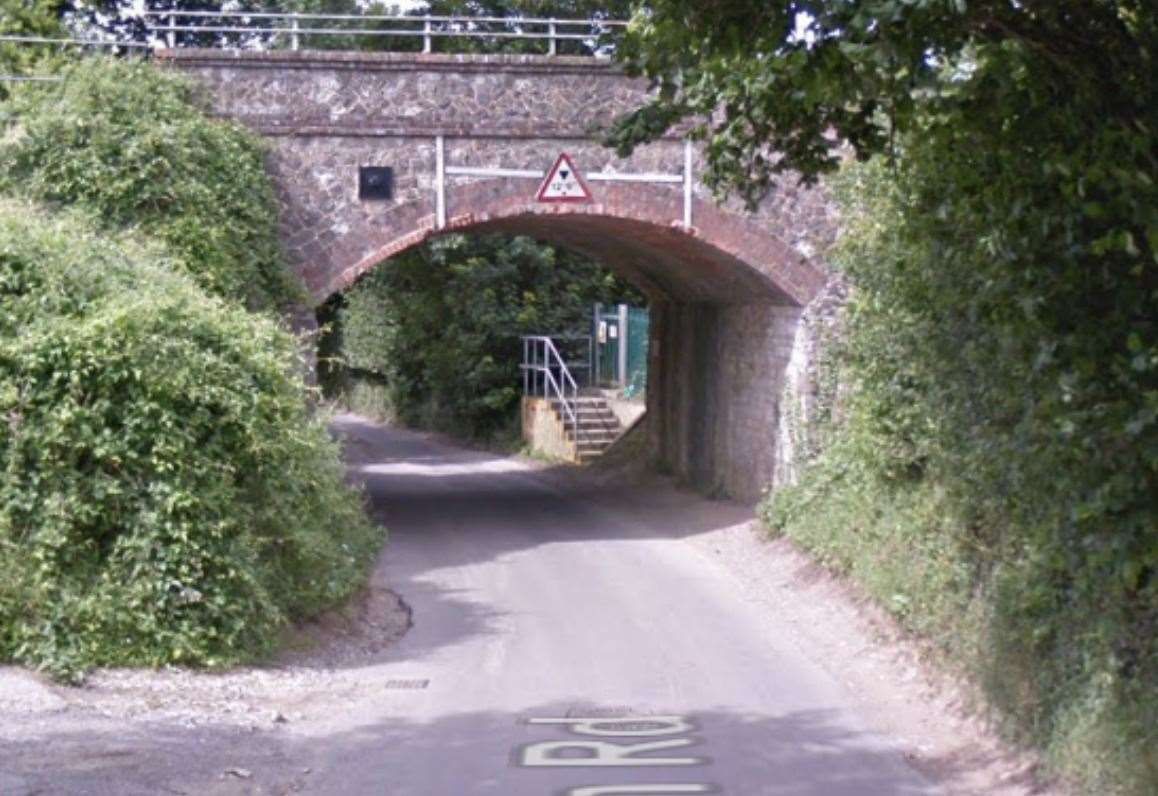 KM_newsroom's tweet photo. Train services are now running as normal after a lorry struck a bridge in #Offham

https://t.co/1rHszHSD1U https://t.co/N3PNdXAyQ1