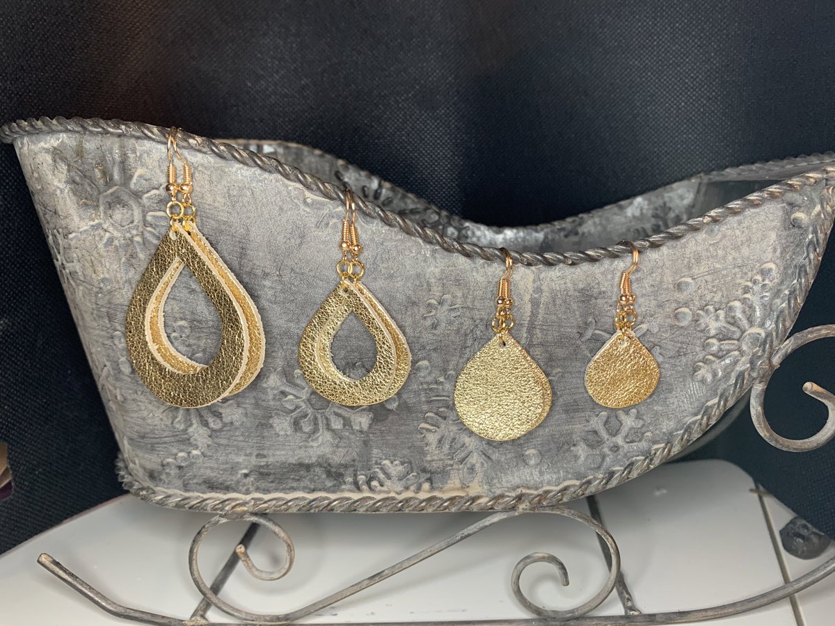 Shesjustb1's tweet photo. ****NEW STYLES!****
Gold is always popular so it was the perfect color to showcase these 2 new styles in 2 sizes! They are perfectly medium and small pairs. Enough of a statement without going big with the larger styles. DM to purchase.
 
#leatherearrings #handmadeearrings https://t.co/5YGZv6TVpm