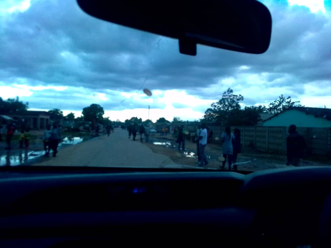 nickmangwana's tweet photo. These pictures were taken after 6PM at Overapil in Epworth. It's like there is no curfew, no lockdown and even no Covid19. But beloveds we are falling like flies.
#MaskUpZim
#PhysicallyDistanceZim
#SanitiseZim
#StayHomeZim https://t.co/eVxmxl6riw