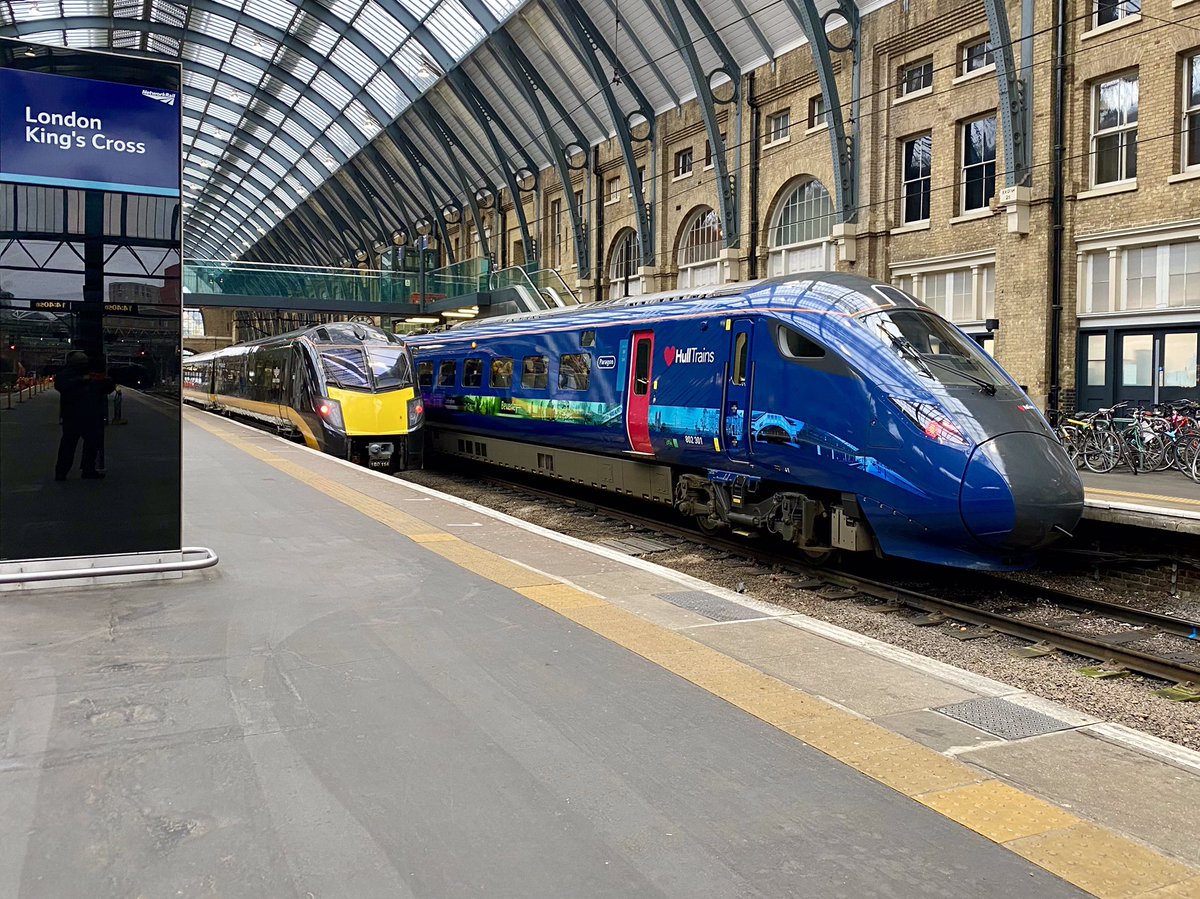 HiPa125's tweet image. #OnThisDate last year...

Grand Central #Class180 180114 &amp;amp; Hull Trains #Class802 802301 at ease on P7 &amp;amp; P8 respectively. 

KGX #ECML
📸 11/01/20