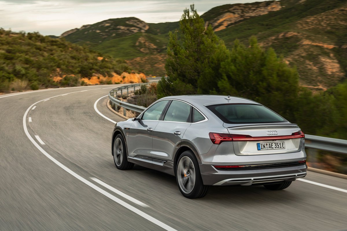 L_Bennaoum's tweet photo. Malgré une année 2020 difficile, nous avons atteint de belles performances, en faisant notamment de l’Audi e-tron le SUV électrique premium le plus vendu en 2020.
Je remercie l’ensemble du réseau et les équipes Audi France, ainsi que nos partenaires qui ont rendu cela possible ! https://t.co/XPh1Ls5M1R