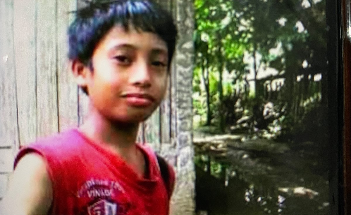 felipsuperior's tweet image. Selfie muna bago magwalis sa bakuran na yan, para di mahampas ni lola ng sanga ng bayabas.