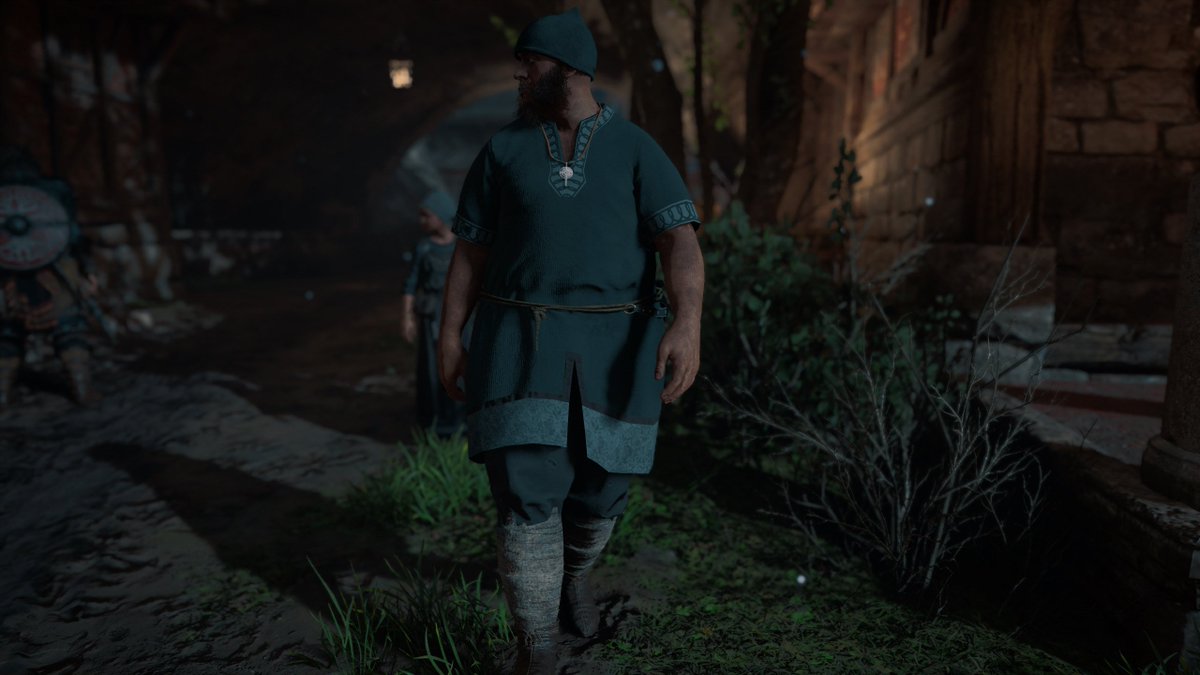 Typically, Anglo-Saxon men would wear a knee-length tunic with short sleeves over an undergarment, and trousers wrapped in bands of fabric called winingas from under the knee to the ankle. Some also had a dagger called a "seax" (which the word "saxon" derivates from).