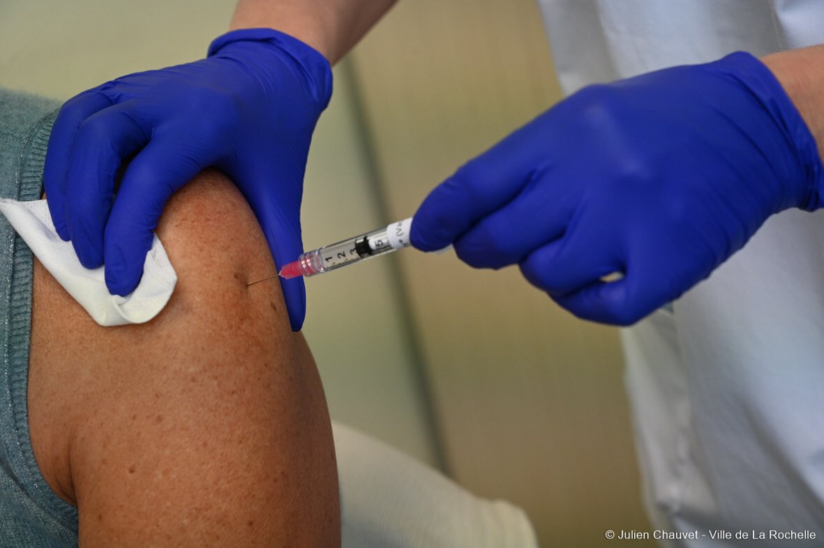 JFFountaine's tweet photo. Le centre de #vaccination de l’hôpital est ouvert pour les personnels médicaux, paramédicaux et aides à domicile de + 50 ans. La Ville a mis à disposition 3 agents pour venir en renfort et nous travaillons avec la préfecture pour choisir les lieux de vaccination appropriés. https://t.co/8gIpfVkBJg
