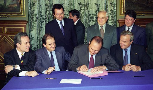 Bordeaux perd de l’influence, Paris en gagne ! Canal + prend les reines du PSG en 1991 et sera le nouveau rival de l’OM. La volonté de la chaîne était de calquer le Clásico espagnol Real - Barça. Un sujet qui deviendra par la suite « Classique » selon le quotidien  @lequipe