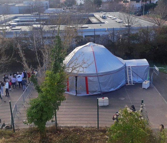 ClgPhilCannes's tweet photo. Fin de journée pour la Cie @gorgomar en résidence au collège, entre le spectacle « M Mouche » et les ateliers de pratique théâtrale. A demain. @villecannes @AcademieNice https://t.co/jmBx4jMslU https://t.co/7ofhFYu9Iv