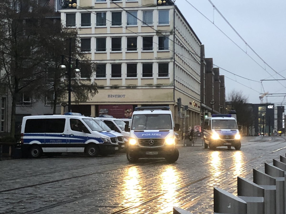 So, heute wieder Live aus #Rostock von den Honks
Polizei war heute Nachmittag schon früh am Start 
#hro1101