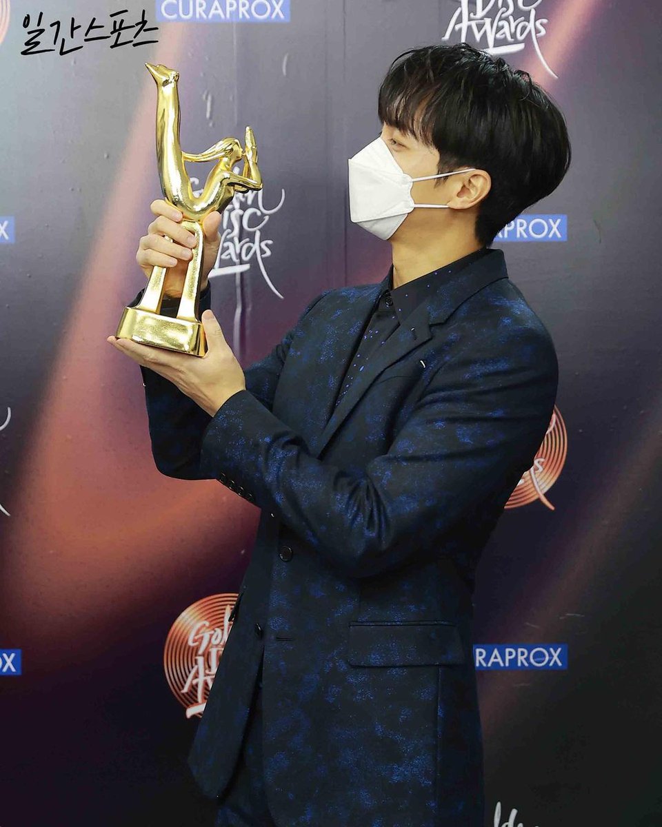 lsg_myanmar's tweet photo. [09/01/2021] Singer 💕Lee Seung Gi💕 Received Best Ballad Awards from 35th Golden Disc Awards 😍 

crd: jtbc awards 

#GoldenDiscAwards #goldendisc 
#DigitalSongDivision 
@leeseunggi.official 
#이승기 #LeeSeungGi #လီဆြန္းဂီ
#イスンギ #李昇基  #parksodam
#LSGMyanmar @hookent3 https://t.co/2bQfa0HHYY