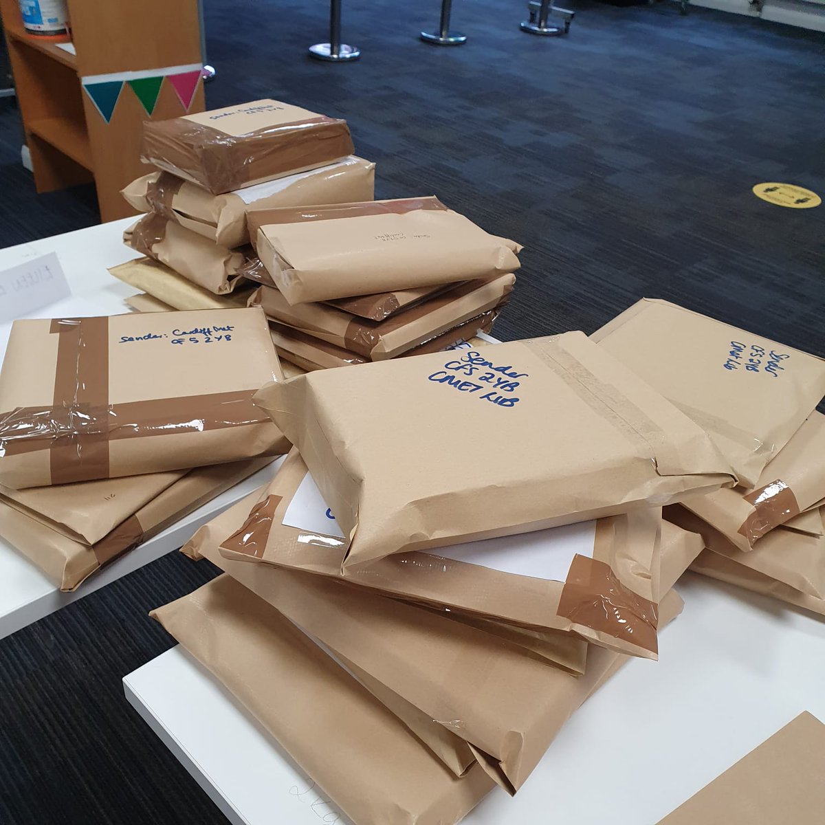 MetLearnNews's tweet image. (Not so) lesser spotted &apos;knowledge packages&apos; from @MetLearnNews on their way to students @cardiffmet 

#LisHereToHelp

#KeepTheKnowledgeFlowing