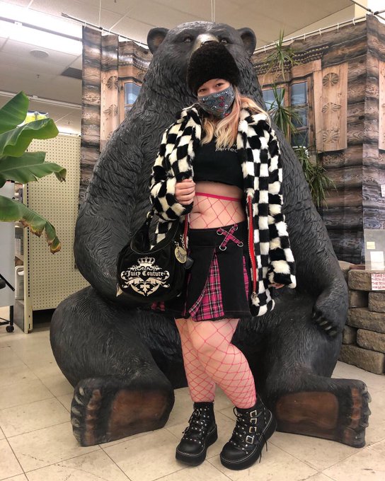 who wants a hug?🐻🖤 https://t.co/aeR1n9Bjac<a href="/tag/tinysatan"class="tags"><span>#tinysatan</span></a>