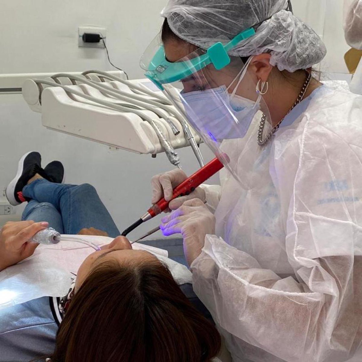 UBARectorado's tweet photo. 📚🦷 Se realizó el primer estudio latinoamericano sobre el impacto del Covid-19 en la comunidad de atención dental. Lo encabezó la facultad de @odontoUBA y fue publicado en la revista científica @sciencedirect

Estudio completo👉https://t.co/jK1FA5PwyW https://t.co/7fxURoMmZh