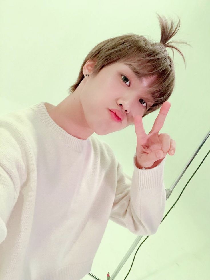 THEBOYZRPR's tweet photo. [#JACOB] Boa tarde, TheB's!!! Como vocês estão? Estou me sentindo muito bem nesse início de ano, tem tantos novos projetos sendo iniciados, mal vejo a hora de poder mostrar pra vocês! Estou com muita muita saudade. Ily ♡ https://t.co/AU03DEJ8lk