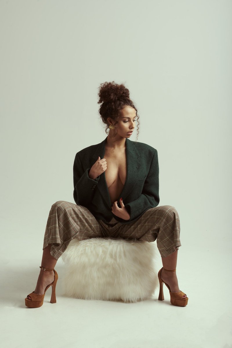 lunarcos_'s tweet photo. J'avais envie d'exposer mon projet qui s'appelle "Sensualité Vintage". J'ai eu la chance d'avoir eu une mannequin et une maquilleuse formidable pour réalisé ce shoot en studio. 
La suite de mon projet est disponible sur mon compte Insta : @ldpics_ 

Un petit rt pour encourager ❤️ https://t.co/qHjCDMv2OY