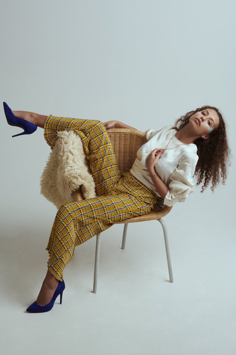 lunarcos_'s tweet photo. J'avais envie d'exposer mon projet qui s'appelle "Sensualité Vintage". J'ai eu la chance d'avoir eu une mannequin et une maquilleuse formidable pour réalisé ce shoot en studio. 
La suite de mon projet est disponible sur mon compte Insta : @ldpics_ 

Un petit rt pour encourager ❤️ https://t.co/qHjCDMv2OY