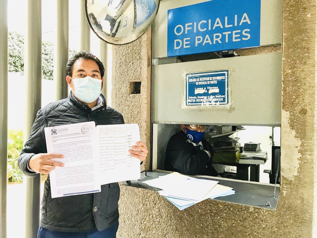 MundoTlatehui's tweet photo. Acompañamos a nuestro presidente de @cdm_SanAndresCh a @AccionNacional a entregar más de 600 firmas (75% del padrón) para solicitar nuevamente que en #SanAndrésCholula se respete el derecho de los militantes a elegir sus representantes 🗳
#NoALaImposición
#SíAlCentroDeVotación https://t.co/DfBCfH9kjQ