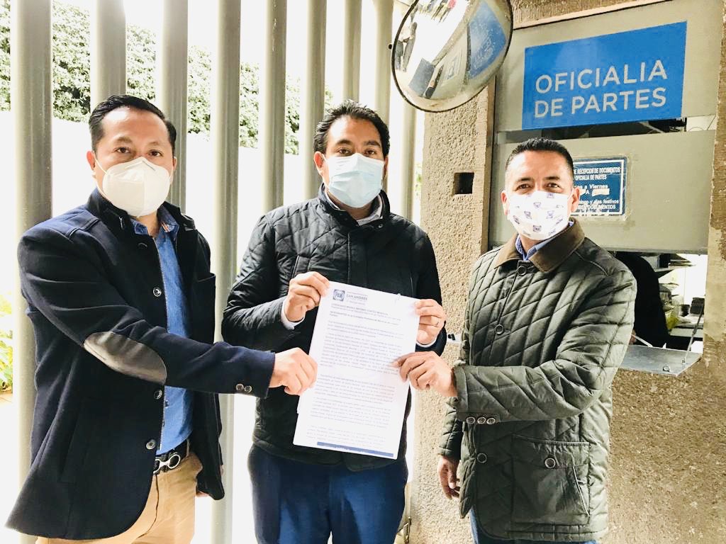 MundoTlatehui's tweet photo. Acompañamos a nuestro presidente de @cdm_SanAndresCh a @AccionNacional a entregar más de 600 firmas (75% del padrón) para solicitar nuevamente que en #SanAndrésCholula se respete el derecho de los militantes a elegir sus representantes 🗳
#NoALaImposición
#SíAlCentroDeVotación https://t.co/DfBCfH9kjQ