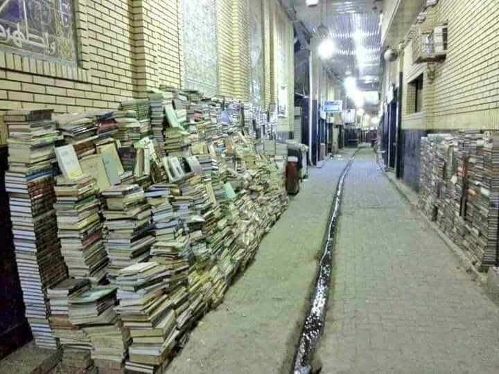 Fatime_Mahamad's tweet photo. Dans le marché du livre en Irak, les livres restent dans la rue la nuit parce que les irakiens disent: "Le lecteur ne vole pas et le voleur ne lit pas" https://t.co/YkvNhmegYu