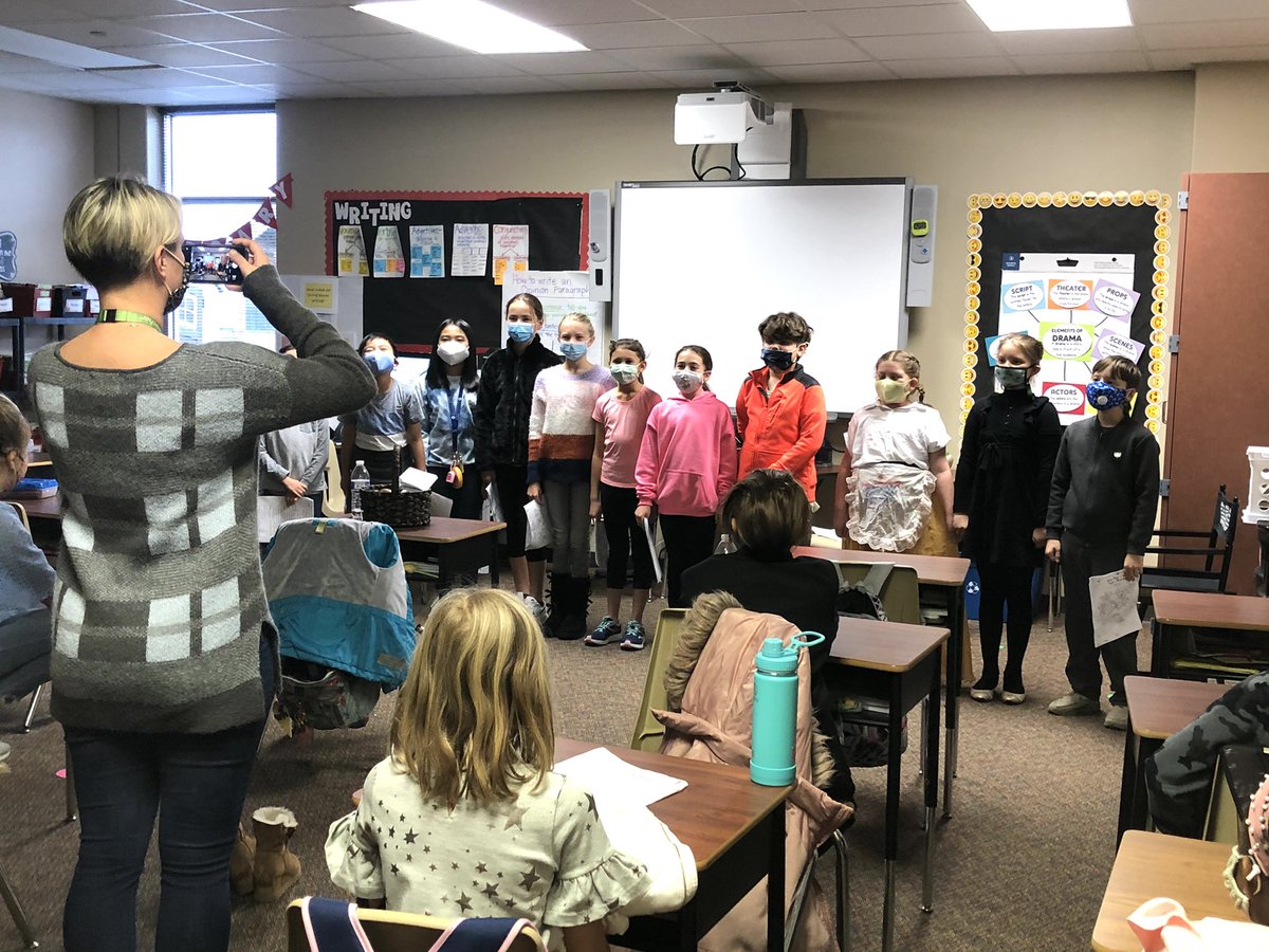 StanleyStampede's tweet image. 3, 2, 1....ACTION! 4th grade had their own stage to perform the play “TWO PIGS, A WOLF AND A MUD PIE”. #readingclass #ilovesse #katySTRONG #KATYISD