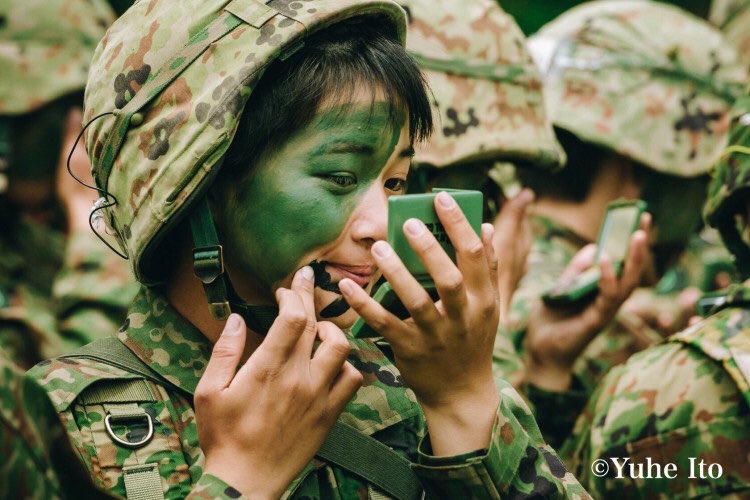 伊藤悠平 元自衛官のカメラマン 練度判定 戦闘訓練の練度判定前にドーランを塗る女性自衛官候補生 ドーランを塗る姿にも気合いが入る ２０１９年６月撮影 撮影協力 陸上自衛隊大津駐屯地