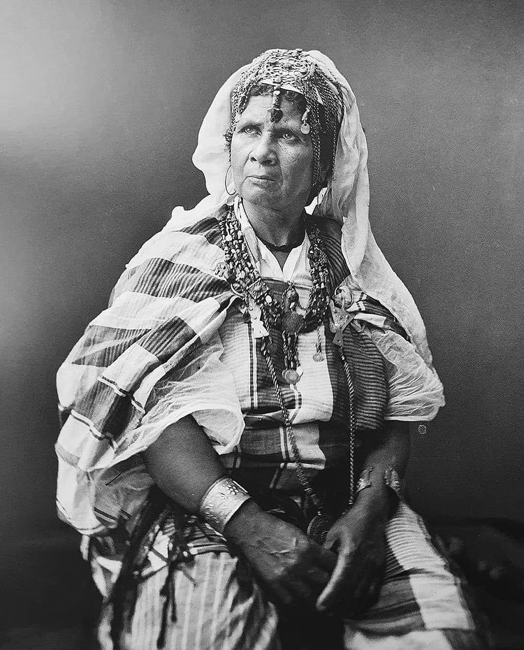 Mais aura froid à vie car il aura peur du feu. Idée restée présente partout en Afrique du Nord, un proverbe en darija dit « li fi karcu t’ben ixaf m nar ». (Celui dont le ventre est plein de paille a peur du feu).