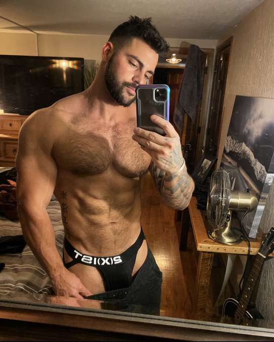 I&rsquo;m feelin this jock😏 https://t.co/rzaiC9BSdq https://t.co/8aPozcXmgq