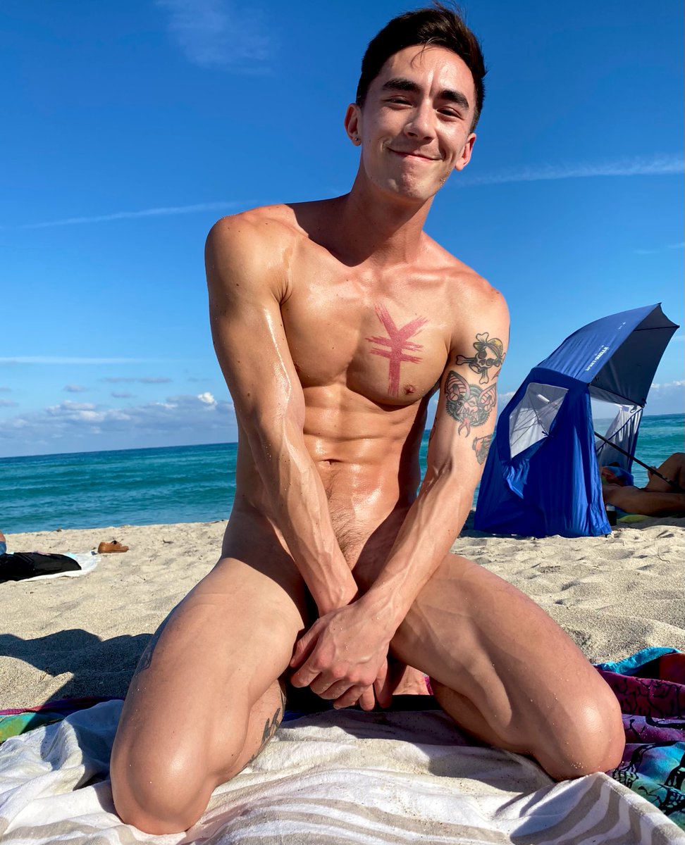 cody_seiya's tweet photo. got a little sunkissed today at the beach...now I want some other kisses 😚 https://t.co/E1PUxE8hu4