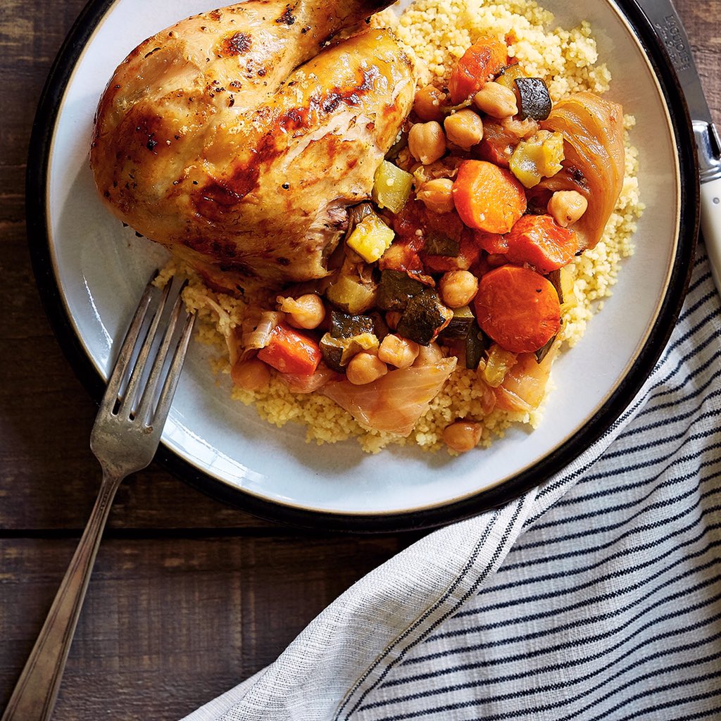 Le sacrifice d'un ou plusieurs coqs est exigé selon la taille de la famille il sera consommé par celle-ci, c’est Imensi n Yennayer. Chacuns sa part la cuisse à la femme parce qu'elle est une pilier de la famille, la tête a l'homme car il est le chef.